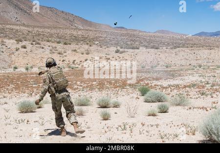 Airman First Class Robert Hawkins, Mitglied des 152. Security Forces Squadron (SFS), wirft eine Stachelballgranate während einer Trainingsveranstaltung in den USA Army Freedom Ranges, Hawthorne, Nevada, 19. Juni 2022. 152 Mitglieder der SFS nahmen an einer fünftägigen Schulung Teil, die verschiedene Veranstaltungen zur Verbesserung der Waffen- und Technikkompetenz umfasste. Stockfoto