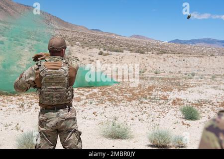 SSGT Sean Michael Tatro, Mitglied der 152. Sicherheitseinheit (SFS), wirft während einer Schulung in den USA eine Rauchgranate Army Freedom Ranges, Hawthorne, Nevada, 19. Juni 2022. 152 Mitglieder der SFS nahmen an einer fünftägigen Schulung Teil, die verschiedene Veranstaltungen zur Verbesserung der Waffen- und Technikkompetenz umfasste. Stockfoto