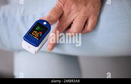 Arztpraxis, Herzfrequenz und Frau mit Pulsoxymeter im Altersheim während der Sprechstunde. Gesundheitsversorgung, Behandlung und Seniorenpatientin Stockfoto