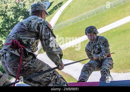 Sergeant Richard Morales, Left, ein Abseilmeister der 10. Bergdivision, führt einen Kadetten den Abseilturm hinunter in Fort Knox, Ky, Juni 20. Soldaten des 4. Bataillons, 399. Regiment, werden in diesem Sommer, beginnend Anfang Juni, Tausende von Kadetten des Reserve Officers Training Corps aus dem ganzen Land durch den Confidence/Barrile Course und Abseilturm in Fort Knox führen. Stockfoto