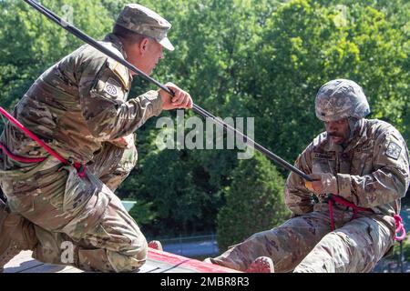 Master Sgt. Eric Harder, Left, ein Abseilmeister, führt einen Kadetten den Abseilturm hinunter in Fort Knox, Ky, Juni 20. Soldaten des 4. Bataillons, 399. Regiment, werden in diesem Sommer, beginnend Anfang Juni, Tausende von Kadetten des Reserve Officers Training Corps aus dem ganzen Land durch den Confidence/Barrile Course und Abseilturm in Fort Knox führen. Stockfoto