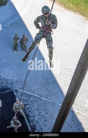 Kadetten Seilen sich von der offenen Mauer des Abseilturms in Fort Knox, Ky, Juni 8 ab. Soldaten des 4. Bataillons, 399. Regiment, werden in diesem Sommer, beginnend Anfang Juni, Tausende von Kadetten des Reserve Officers Training Corps aus dem ganzen Land durch den Confidence/Barrile Course und Abseilturm in Fort Knox führen. Stockfoto