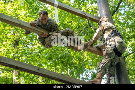 Ein Soldat demonstriert das selbstbewusste Kletterhindernis auf dem Hindernisparcours in Fort Knox, Ky, Juni 20. Soldaten des 4. Bataillons, 399. Regiment, werden in diesem Sommer, beginnend Anfang Juni, Tausende von Kadetten des Reserve Officers Training Corps aus dem ganzen Land durch den Confidence/Barrile Course und Abseilturm in Fort Knox führen. Stockfoto