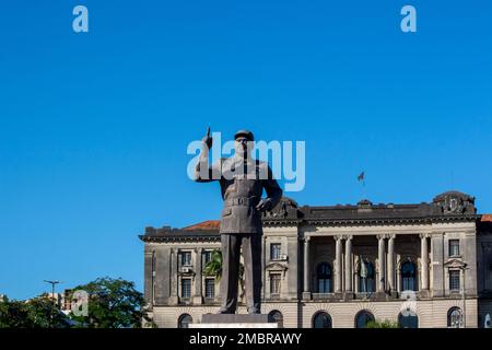 Statue des ersten Präsidenten der Republik Mosambik und im Hintergrund das Gebäude des Gemeinderats auf dem Independence Square Stockfoto