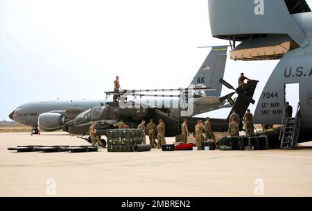 US-Soldaten des Angriffs-Aufklärungsbataillons 1., 1-211. Aviation Regiment, Utah Army National Guard, entladen am 20. Juni 2022 einen AH-64D Apache-Hubschrauber auf dem Internationalen Flughafen Agadir Al-Massira, Marokko. AL22 ist die größte, führende, gemeinsame, kombinierte jährliche Übung des US Africa Command, die vom 6. Bis 30. Juni von Marokko, Ghana, Senegal und Tunesien veranstaltet wird. Mehr als 7.500 Teilnehmer aus 28 Nationen und der NATO trainieren zusammen mit dem Fokus auf die Verbesserung der Bereitschaft für US- und Partnernationskräfte. AL22 ist eine gemeinsame, umfassende, mehrkomponentige und multinationale Übung, bei der eine vollständige Palette von Mitarbeitern eingesetzt wird Stockfoto