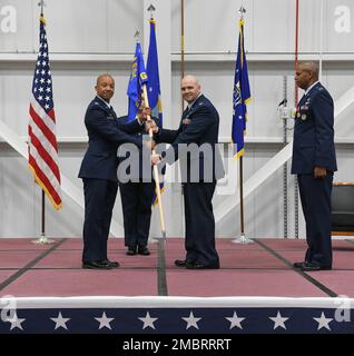 Arnold Engineering Development Complex Commander Colonel Randel Gordon, Left, übergibt den 804. Test Group Guidon an Oberst Jason VAP, der ihm während einer Zeremonie zum Kommandowechsel am 21. Juni 2022 in der Flugzeugtestunterstützungsanlage auf dem Luftwaffenstützpunkt Arnold, Tennessee, das Kommando über die Gruppe übertragen hat. Ebenfalls abgebildet sind Oberstleutnant Linc Bonner, Right, früherer 804 TG-Commander, und Kapitän Christopher Fernandez, Guidonträger. Stockfoto