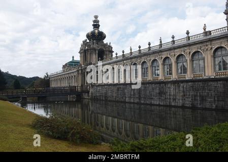 The Arita Porcelain Park - ein Freizeitpark in Arita, Japan. Nachbildung des "Zwinger", eines berühmten Barockpalastes in Dresden Stockfoto