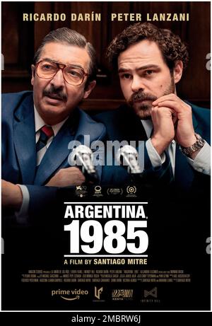 VERÖFFENTLICHUNGSDATUM: 21. Oktober 2022. TITEL: Argentinien, 1985. STUDIO: Amazon Studios. DIREKTOR: Santiago Mitre. VERSCHWÖRUNG: Ein Team von Anwälten stellt sich in den 1980er Jahren gegen die Anführer der blutigen argentinischen Militärdiktatur in einem Kampf gegen die Widrigkeiten und in einem Wettlauf gegen die Zeit. MIT RICARDO DARIN als Julio Cesar Strassera, PETER LANZANI. (Kreditbild: © Amazon Studios/Entertainment Pictures/ZUMAPRESS.com) NUR REDAKTIONELLE VERWENDUNG! Nicht für den kommerziellen GEBRAUCH! Stockfoto