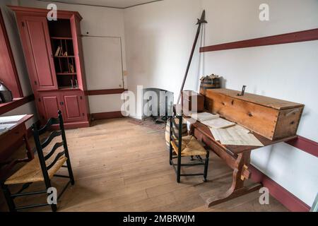 Innenansicht der Offiziersunterkünfte im Offiziershaus des Old Barracks Museum in Trenton, New Jersey, 21. Juni 2022. Das Bauwerk wurde 1758 als Kaserne im französischen und indischen Krieg errichtet und diente als Winterquartier für britische Soldaten. Während des Unabhängigkeitskriegs wurden die Baracken für eine Vielzahl von Zwecken sowohl von den Briten als auch von den Amerikanern genutzt. Britische Kriegsgefangene wurden im Offiziershaus festgehalten, vier Firmen des zweiten New Jersey Regiments der Continental Line wurden hier großgezogen, und 1777 wurden die Baracken zu einem Armeekrankenhaus unter Dr. Bodo Ott Stockfoto