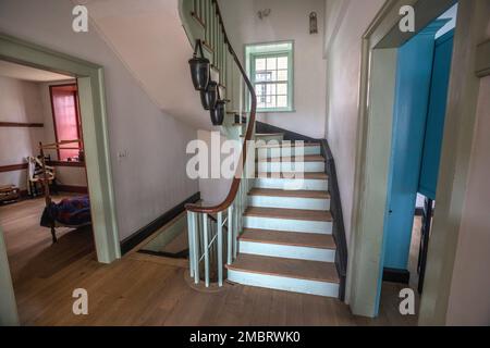 Innenansicht der Offiziersunterkünfte im Offiziershaus des Old Barracks Museum in Trenton, New Jersey, 21. Juni 2022. Das Bauwerk wurde 1758 als Kaserne im französischen und indischen Krieg errichtet und diente als Winterquartier für britische Soldaten. Während des Unabhängigkeitskriegs wurden die Baracken für eine Vielzahl von Zwecken sowohl von den Briten als auch von den Amerikanern genutzt. Britische Kriegsgefangene wurden im Offiziershaus festgehalten, vier Firmen des zweiten New Jersey Regiments der Continental Line wurden hier großgezogen, und 1777 wurden die Baracken zu einem Armeekrankenhaus unter Dr. Bodo Ott Stockfoto