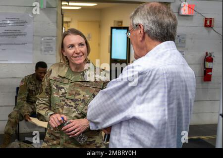 USA Oberst der Luftwaffe Kirsten Aguilar, Joint Base Elmendorf-Richardson und Befehlshaber der Luftwaffe 673d, spricht während der DAF-Führung auf der Joint Base Elmendorf-Richardson, Alaska, am 21. Juni 2022 mit einem Leiter der Luftwaffe. Der 673d LRG zeigte, wie seine Mission die Arktikkrieger von JBER auf den Kampf vorbereitet hält. Stockfoto