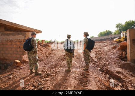 Medizinisches Personal der Indiana Air National Guard beobachtet den weiteren Bau von medizinischen Einrichtungen während einer Mission des Indiana National Guard State Partnership Program, 17.-24. Juni 2022, in Niamey, Niger. Die Republik Niger ist doppelt so groß wie Texas und ist entlang der meisten Grenzen von außen bedroht. Das Programm der Staatspartnerschaft wird vom National Guard Bureau verwaltet, das sich an den außenpolitischen Zielen des Außenministeriums orientiert. Stockfoto