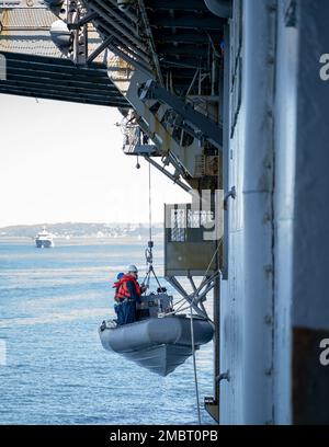 220711-N-EJ843-1047 ATLANTISCHER OZEAN (11. Juli 2022) Seeleute heben an Bord des Amphibienschiffs USS Kearsarge (LHD 3) der Wasp-Klasse ein Schlauchboot an, während sie Brest, Frankreich, am 11. Juli 2022 verlassen. Die Kearsarge Amphibious Ready Group und startete die 22. Marine Expeditionary Unit unter dem Kommando und der Kontrolle der Task Force 61/2, befindet sich auf einem geplanten Einsatz in den USA Marinestreitkräfte Europa Einsatzgebiet, angestellt von den USA Sechste Flotte, die die Interessen der USA, Allied und Partner verteidigt. Stockfoto