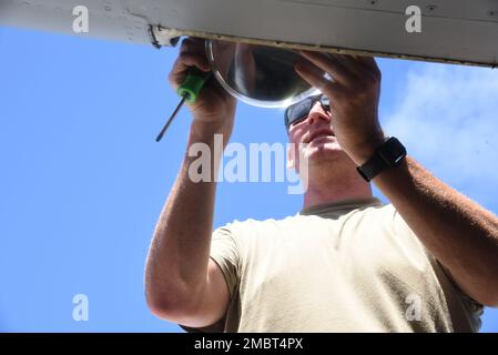 Tech. Sergeant George Ruczynski vom 108. Flugzeugwartungsgeschwader ersetzt am 21. Juni 2022 ein Licht auf dem Flügel eines KC-135R auf dem Luftwaffenstützpunkt Andersen, Guam. Die New Jersey Air National Guardsmen, die dem 108. Flügel zugeteilt sind, sind nach Guam entsandt, um Flugoperationen der Pacific Air Forces zu unterstützen. Stockfoto