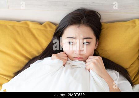 Eine wunderschöne junge Frau im Schlafzimmer Stockfoto