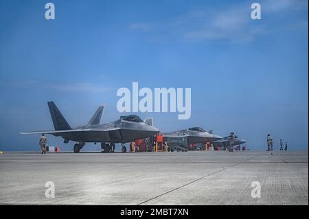 USA Flugzeuge, die der 199. Expeditionstruppe zugeteilt sind, führen bei der Agile Combat Employment Training am Marine Corps Air Station Iwakuni, Japan, am 22. Juni 2022 eine Vorflugkontrolle an drei 199. EFS F-22 Raptoren durch. Die Anwendung von Operationsmanövern auf vorverlegte Truppen erhöht die Überlebensfähigkeit und schafft mehr militärische Optionen für den gemeinsamen Befehlshaber der Truppe. Stockfoto