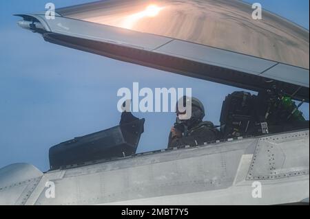 EIN US-AMERIKANISCHER Air Force F-22 Raptor Pilot, der der 199. Expeditionary Fighter Squadron zugeteilt wurde, führt während der Agile Combat Beschäftigungsausbildung an der Marine Corps Air Station Iwakuni, Japan, am 22. Juni 2022 eine Vorflugkontrolle durch. ACE ist für die strategische Entscheidungsfindung eines Gegners mit Ebenen betrieblicher Unvorhersehbarkeit verbunden. Stockfoto