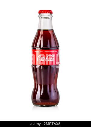 Chisinau, Moldawien - 26. April 2020: Klassische Flasche Coca-Cola isoliert auf weiß. Mit Clipping-Pfad Stockfoto