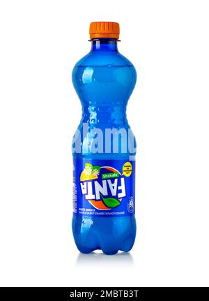 Chisinau, Moldawien - 27. April 2020: Fanta Blue Soda Drink. Vorzeigeprodukte von Coca Cola Company, amerikanischer multinationaler Getränkekonzern, Hauptsitz Stockfoto