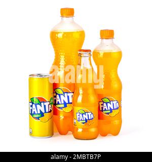 Chisinau, Moldawien 26. April 2020: Fanta-Flaschen und -Dose auf weiß isoliert, mit Abschneideweg Stockfoto