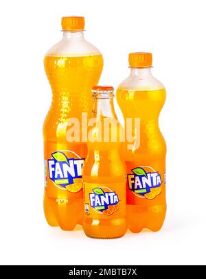 Chisinau, Moldawien 26. April 2020: Fanta-Flaschen isoliert auf weiß , mit Abschneideweg Stockfoto