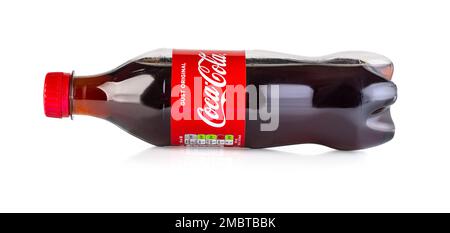 Chisinau, Moldawien - 26. April 2020: Eine Flasche Coca-Cola liegt auf weißem Hintergrund mit Clipping Path Stockfoto