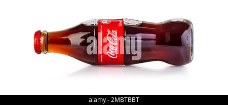 Chisinau, Moldawien - 26. April 2020: Eine Flasche Coca-Cola liegt auf weißem Hintergrund mit Clipping Path Stockfoto