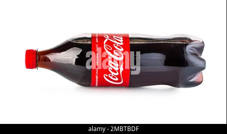 Chisinau, Moldawien - 26. April 2020: Eine Flasche Coca-Cola liegt auf weißem Hintergrund mit Clipping Path Stockfoto