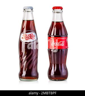 Chisinau, Moldawien - 26. April 2020: Klassische Pepsi- und klassische Coca-Cola-Glasflaschen isoliert auf weißem Hintergrund. Stockfoto