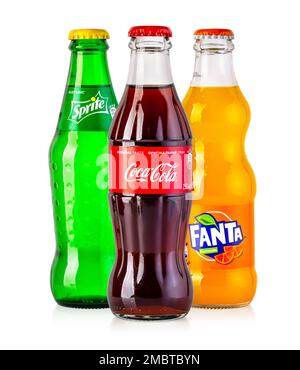 Chisinau, Moldawien - 26. April 2020: Klassische Flasche Coca-Cola, Fanta, Sprite isoliert auf Weiß. Stockfoto