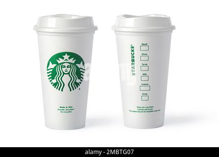 Chisinau, Moldawien - 11. Mai 2021 : Eine Tasse Starbucks Heißgetränkenkaffee auf weißem Hintergrund. Starbucks ist das weltweit größte Kaffeehausunternehmen Stockfoto