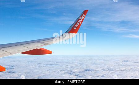 DEZEMBER 12. 2019 Uhr: Easy Jet fliegt über den Wolken. Das zweite Flugzeug fliegt weg. EasyJet ist eine britische Fluggesellschaft. Stockfoto