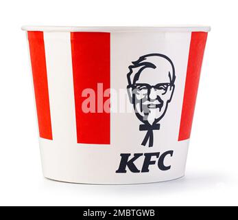 Chisinau, Moldau 01. September 2021: Ein Eimer KFC-Huhn. Ursprünglich Kentucky Fried Chicken, gegründet von Harland Sanders, dem Fast-Food-Restaurant Stockfoto