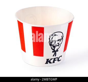 Chisinau, Moldau 01. September 2021: Ein Eimer KFC-Huhn. Ursprünglich Kentucky Fried Chicken, gegründet von Harland Sanders, dem Fast-Food-Restaurant Stockfoto