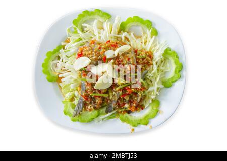 Stück Yam Shrimp in Fischsauce und Gemüsemischung als Chili, frischer Knoblauch, in Scheiben geschnittener, bitterer Kürbis, zerkleinerter Kohl, Auf weiß isoliert. Stockfoto