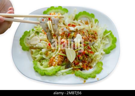 Stück Yam Shrimp in Fischsauce und Gemüsemischung als Chili, frischer Knoblauch, in Scheiben geschnittener, bitterer Kürbis, zerkleinerter Kohl, Auf weiß isoliert. Stockfoto