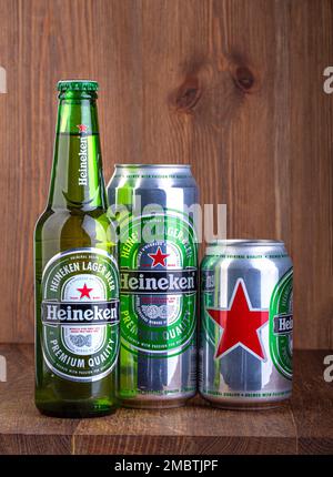 Chisinau, Moldawien - 05. Februar 2016 Bier-Heineken-Flasche und Metalldose, auf Holzhintergrund, mit Kopierbereich Stockfoto