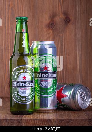 Chisinau, Moldawien - 05. Februar 2016 Bier-Heineken-Flasche und Metalldose, auf Holzhintergrund, mit Kopierbereich Stockfoto