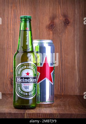 Chisinau, Moldawien - 05. Februar 2016 Bier-Heineken-Flasche und Metalldose, auf Holzhintergrund, mit Kopierbereich Stockfoto