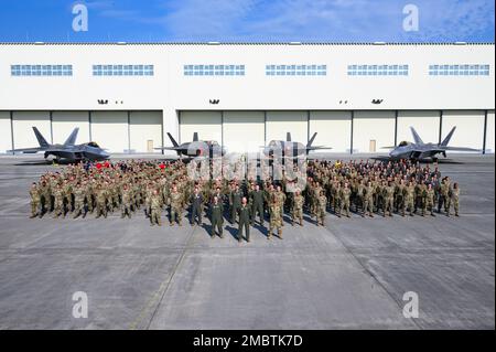 USA Flugzeuge und Personal, die dem 354. Air Expeditionary Wing zugeteilt sind, posieren für ein Gruppenfoto vor zwei F-35A Lightning IIS und zwei F-22 Raptors in der Marine Corps Air Station Iwakuni, Japan, 23. Juni 2022. Die 199. und die 356. Expeditionary Fighter Squadrons arbeiten unter der AEW 354. in Iwakuni, um Integrationstaktiken, -Techniken und -Verfahren der fünften Generation zu verfeinern. Stockfoto