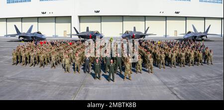 USA Flugzeuge und Personal, die dem 354. Air Expeditionary Wing zugeteilt sind, posieren für ein Gruppenfoto vor zwei F-35A Lightning IIS und zwei F-22 Raptors in der Marine Corps Air Station Iwakuni, Japan, 23. Juni 2022. Die 199. und die 356. Expeditionary Fighter Squadrons arbeiten unter der AEW 354. in Iwakuni, um Integrationstaktiken, -Techniken und -Verfahren der fünften Generation zu verfeinern. Stockfoto