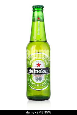 Chisinau, Moldau - 25. Dezember 2015 Heineken-Bierflasche isoliert auf weißem Hintergrund Stockfoto