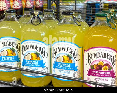 Anapa, Russland 28. April 2022: Bundaberg hat Getränkeflaschen in den Regalen im Supermarkt gebrüht Stockfoto