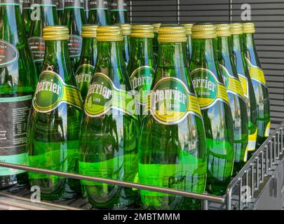 Anapa, Russland 28. April 2022: Flaschen KOHLENSÄUREHALTIGES MINERALWASSER IN PERRIER auf den Regalen im Supermarkt Stockfoto