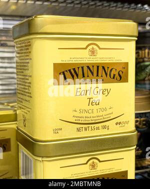 Anapa, Russland 05. Mai 2022: Twinings Earl Grey Tea Paket auf den Regalen im Supermarkt Stockfoto