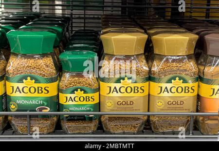 Anapa, Russland 05. Mai 2022: Jacobs Monarch, granulierter Instantkaffee, eine Reihe Kaffeegläser auf den Regalen im Supermarkt Stockfoto