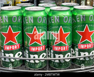 Anapa, Russland 05. Mai 2022: Dosen Bier Heineken in den Regalen im Supermarkt Stockfoto