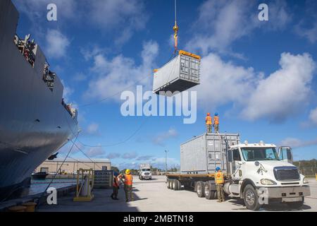 SANTA RITA, Guam (22. Juni 2022) Matrosen, die dem Navy Cargo Handling Battalion (NCHB), Detachment Guam, zugewiesen wurden, Onload-Fracht zum MV Cape Horn am Marinebasis Guam Supporting Marine Air Control Group (MACG) 18, 1. Marine Aircraft Wing (1. MAW), Und das 94. Army Air and Missile Defense Command (AAMDC) im Rückbau der Valiant Shield 2022 Fracht. Stockfoto