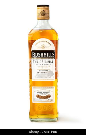 Anapa - Russland - MAI 06,2022: Foto einer Flasche Bushmills irish Whiskey. Die Old Bushmills Distillery ist eine Destillerie in Bushmills, County Antrim, No Stockfoto