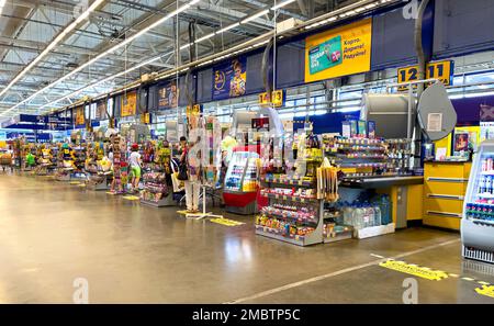 Novorossiysk, Russland - 29. Mai 2022: Geldautomaten in der Einkaufshalle im Supermarkt. Großer Lenta-Laden in Russland Stockfoto